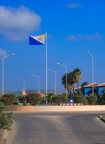 Rotonde met Bon Bini na Bonaire bord bij aankomst op Bonaire