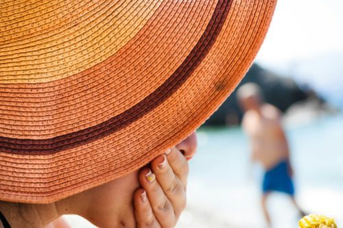 Reiziger op een zonnig strand na een goede voorbereiding op een vakantie op Bonaire
