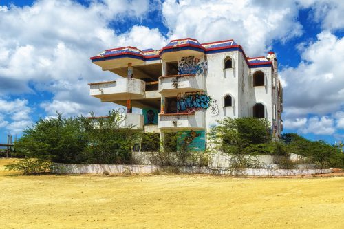 Was het verlaten hotel aan Playa Esmeralda Bonaire eigendom van Pablo Escobar?