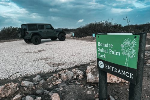 Toegangsbord en parkeerplaats bij Bonaire Sabal Palm Park in zuidelijk Bonaire