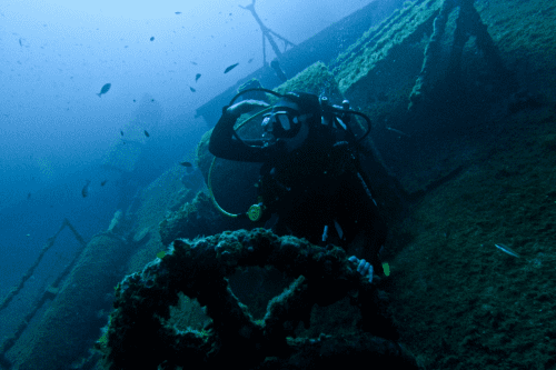 Twee duikers inspecteren de structuur van een historisch wrak bij Bonaire