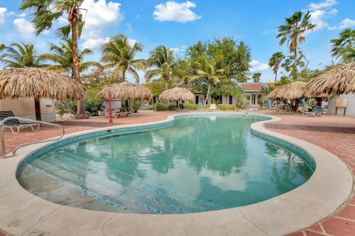 Caribbean Court Apartment Djodjo met een verkoelend gezamenlijk zwembad en spectaculair uitzicht op de marina