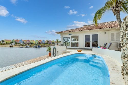 Kas Jacco met directe ligging aan de Laguna Marina centraal en een veranda op de wind