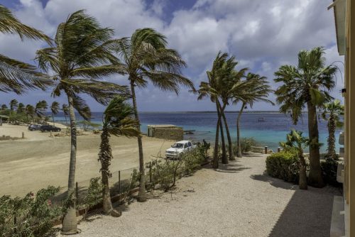 Den Laman Wahoo with sea view from the side