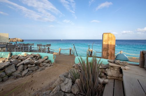 WS Kas di Bientu with a tropical setting and single-level comfort close to a snorkeling beach