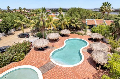 Caribbean Court Kas Kontentu met twee gemeenschappelijke zwembaden