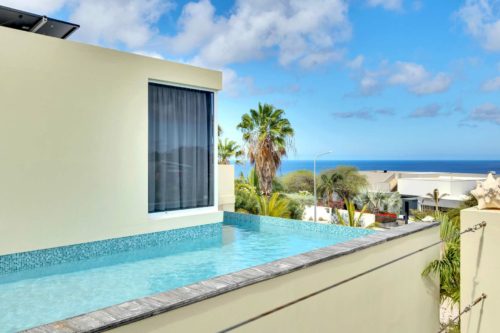 Villa Rowsu met privézwembad en zeezicht