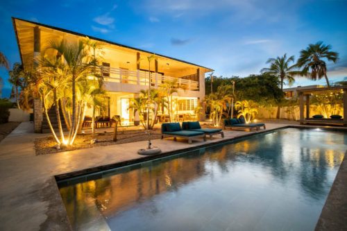 Villa Vierkant met een rustige ligging een privézwembad en een extra grote buitenruimte