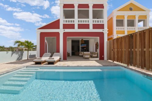 Laguna Serena Villa met een grote buitenruimte en een privézwembad aan de Laguna Marina